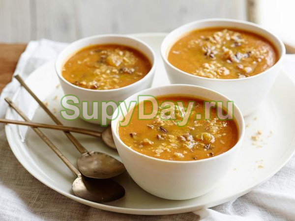 Крем-суп из тыквы с жареным фундуком