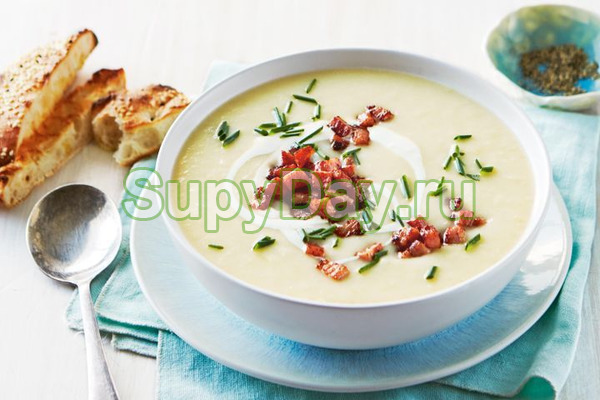 Крем-суп из тыквы с ломтиками хрустящего бекона