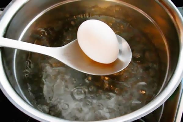 Опустите яйцо в кипящую воду