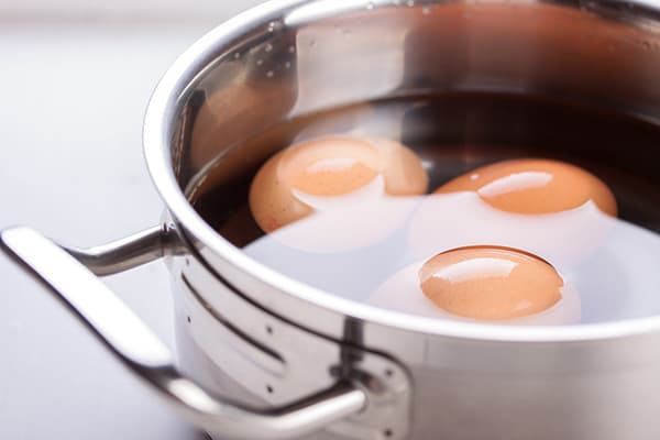 Яйца в кастрюле с водой