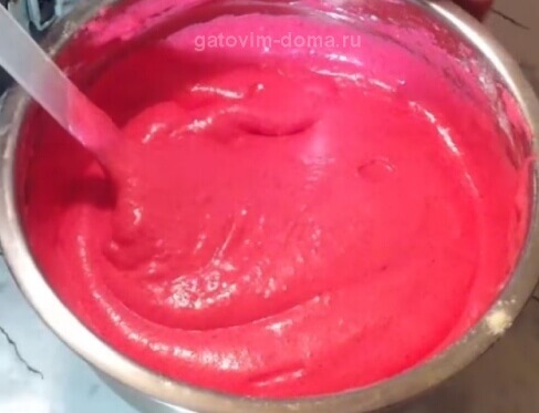Перемешайте тесто для розового кекса до желаемой консистенции