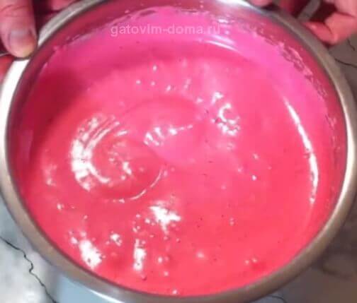 Яично-сахарная паста окрашена в розовый цвет пищевым красителем