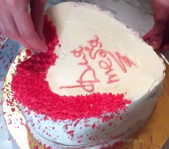 Красиво посыпанный розовой крошкой тесто для украшения торта
