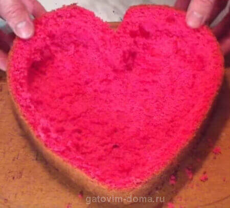 Вырежьте мякоть внутри торта в форме сердца