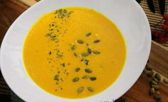 Нежный крем-суп из тыквы по классическому рецепту готов. Разлейте по тарелкам, украсьте сушеной петрушкой, тыквенными семечками и наслаждайтесь!