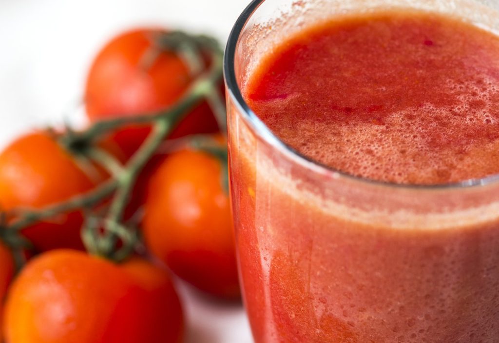 томатный сок богат витаминами