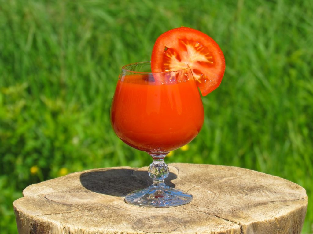 томатный сок оказывает благотворное влияние на организм